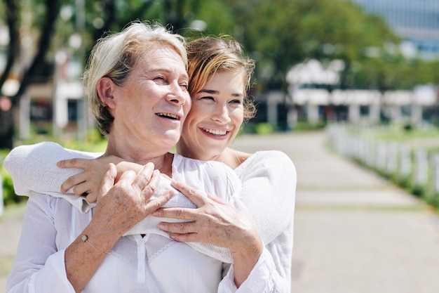 Sourire mère et fille