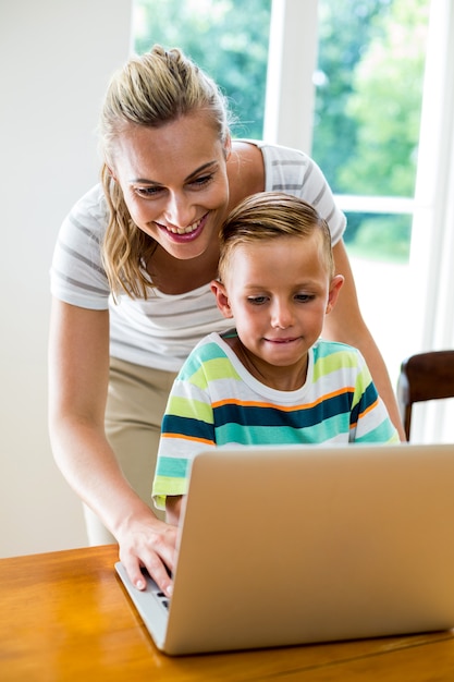 Sourire, mère fils, utilisation, ordinateur portable, chez soi