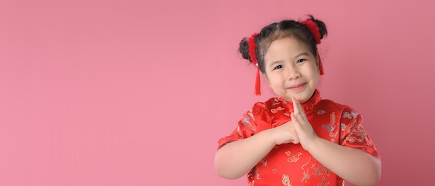 Sourire mignonnes petites filles asiatiques en robe traditionnelle chinoise rouge. Concept de joyeux nouvel an chinois.