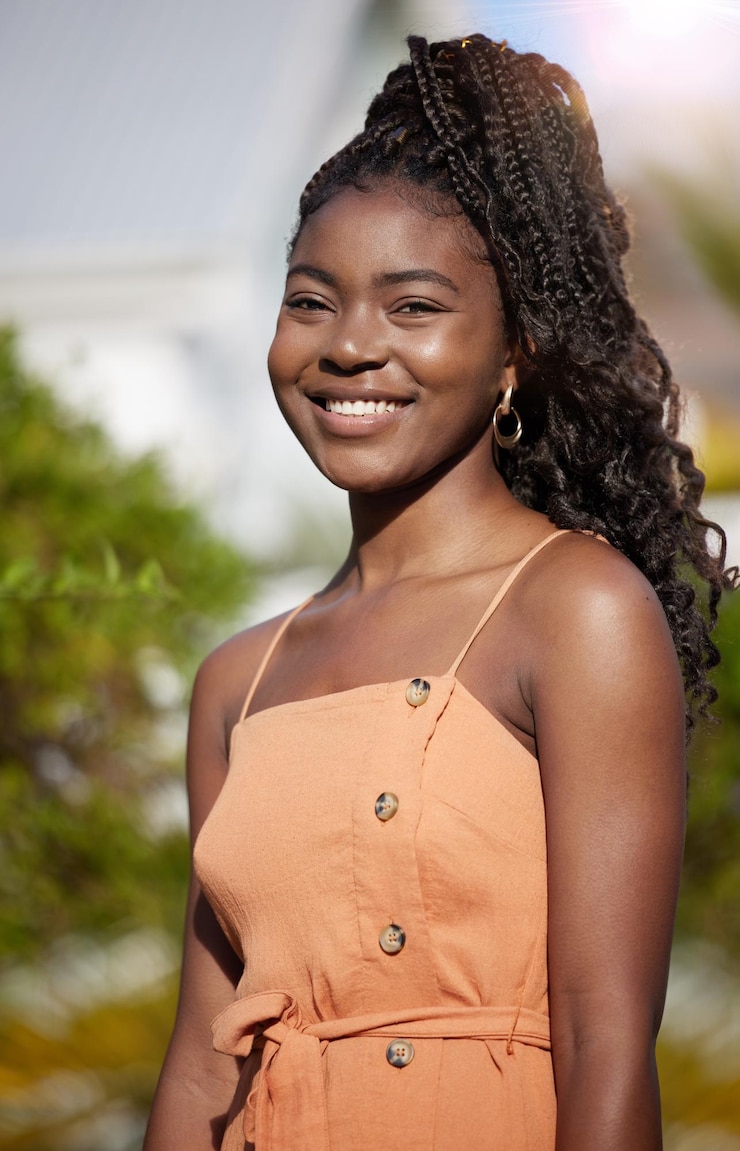 Photo sourire à la mode et portrait de femme noire en plein air avec une tenue décontractée et cool à la mode dans le parc vêtements heureux et visage de personne féminine africaine avec une robe pour le style dans la nature par le parc ou le jardin
