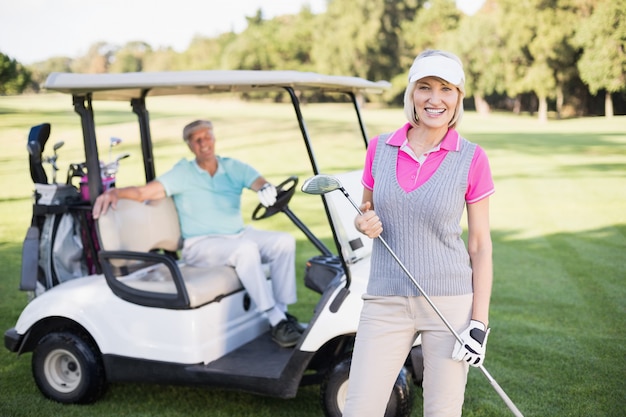 Sourire, mûrir, femme, debout, homme, golf, buggy