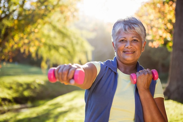 Sourire, mûrir, femme, exercisme, haltère