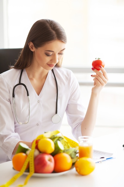 Sourire nutritionniste dans son bureau