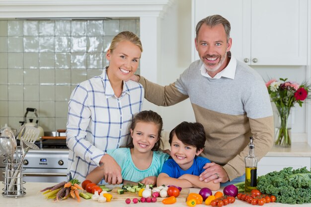 Sourire, parents, enfants, couper, légume, cuisine