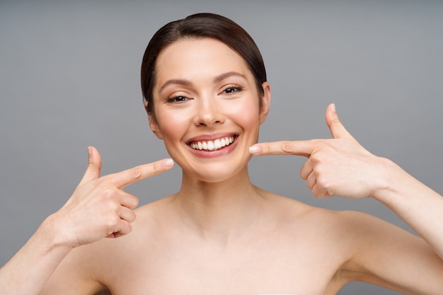 Sourire parfait de dents saines d'une jeune femme blanchissant les dents concept de stomatologie de soins dentaires