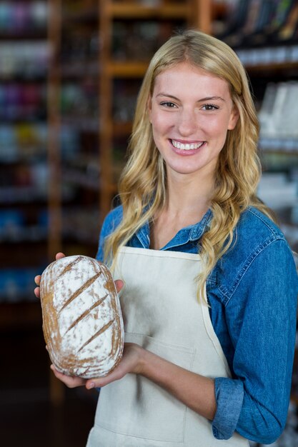 Sourire, personnel féminin, tenue, pain, dans, supermarché