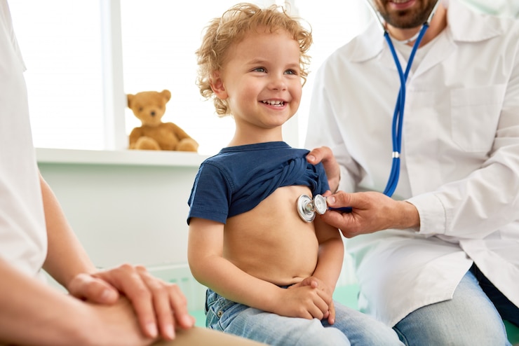 Photo sourire de petit garçon à l'examen médical