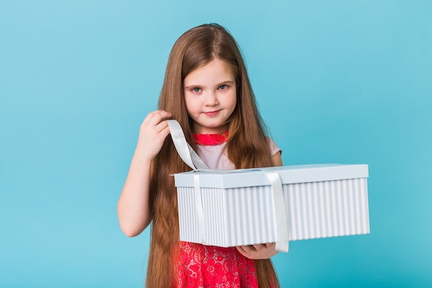 Sourire de petite fille avec boîte-cadeau