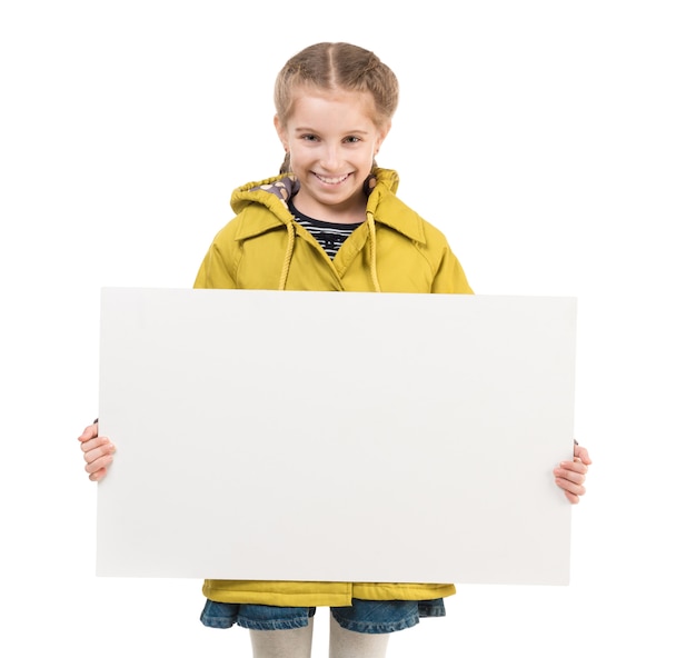 Sourire de petite fille avec une feuille vierge dans les mains