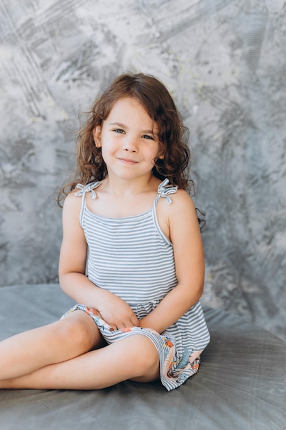 Sourire petite fille en studio