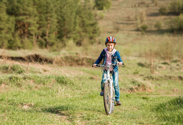 Sourire de petite fille sur un vélo