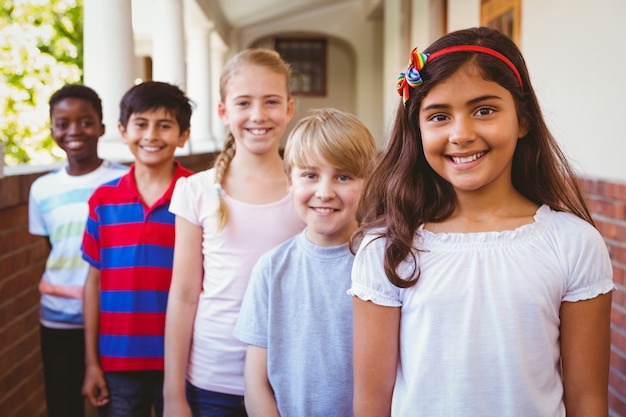 Sourire les petits écoliers dans le couloir de l&#39;école