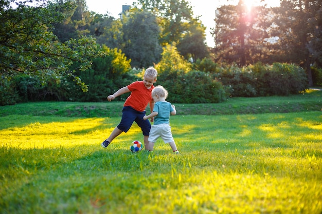 Sourire de petits garçons jouant dans la nature