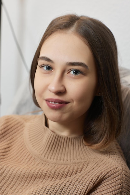 Sourire ou piercing au frein sous la lèvre supérieure