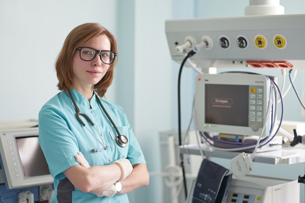 Sourire Portrait De Femme Rousse Blanche Intensivist Avec Stéthoscope Sur Le Cou Dans La Icu