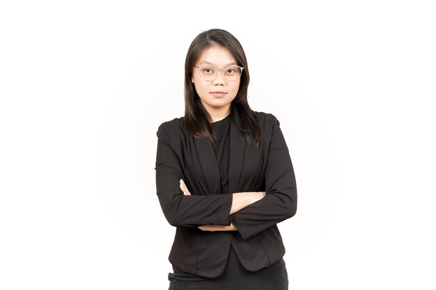 Sourire et à la recherche d'appareil photo de belle femme asiatique portant un blazer noir isolé sur blanc