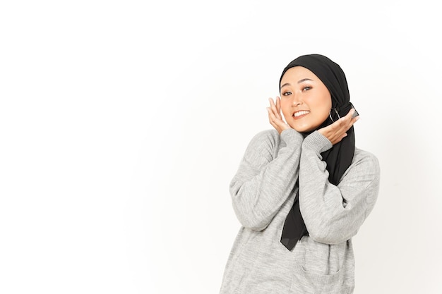 Sourire et en regardant la caméra de la belle femme asiatique portant le hijab isolé sur fond blanc