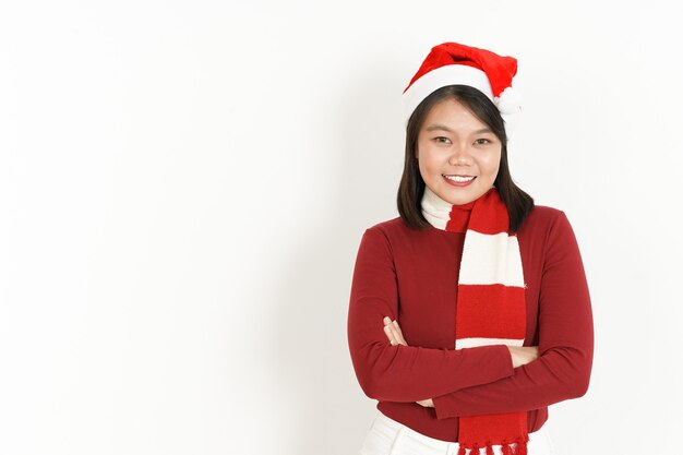 Sourire et regarder la caméra de la belle femme asiatique portant un col roulé rouge et un bonnet de Noel