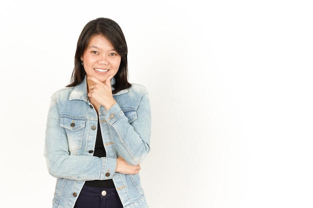 Sourire et regarder la caméra de la belle femme asiatique portant une veste en jean et une chemise noire