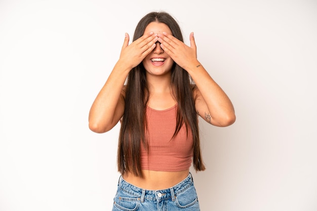 Sourire et se sentir heureux couvrant les yeux avec les deux mains et attendant une surprise incroyable