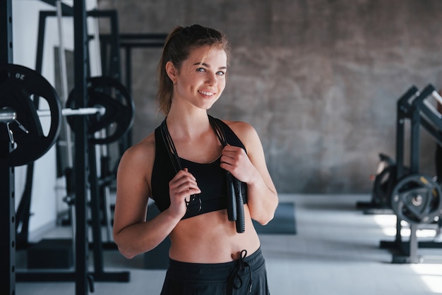 Sourire Sincère. Superbe Femme Blonde Dans La Salle De Gym Pendant Son Week-end