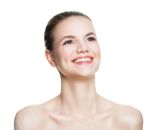 Sourire Spa Model Woman Looking Up isolé sur fond blanc. Concept de beauté, de soins du visage et de cosmétologie au spa