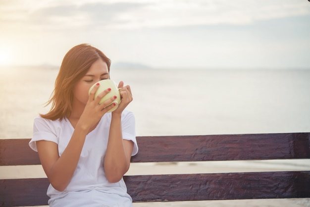 sourire vacances fond café personne