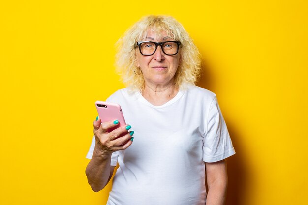 Sourire, vieille femme, à, lunettes, tenue, téléphone