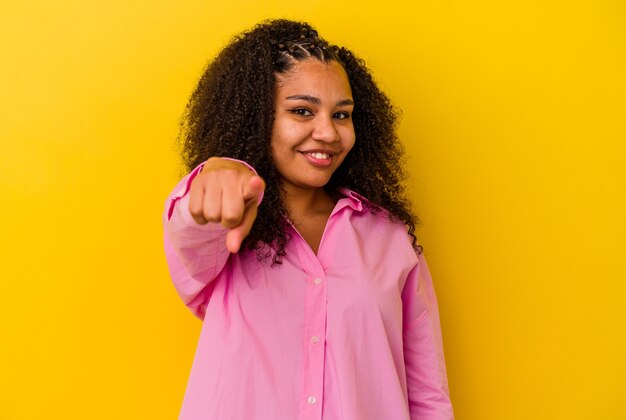 Photo sourires joyeux jeune femme afro-américaine pointant vers l'avant.