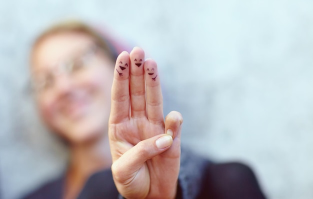 Des sourires juste pour vous Photo recadrée de doigts avec des smileys dessinés dessus