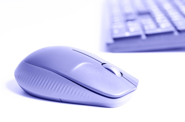 La souris et le clavier de l'ordinateur sont violets La couleur tendance de 2022 Espace de copie