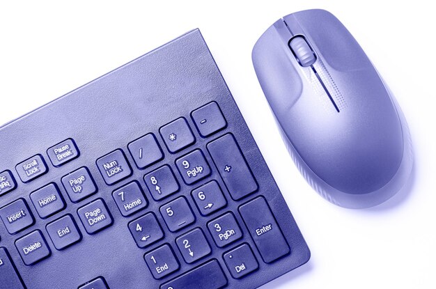 La souris et le clavier de l'ordinateur sont violets. La couleur tendance de 2022.