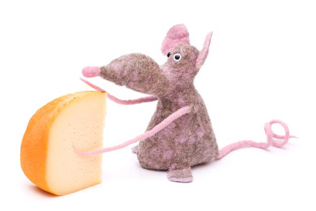 Souris feutrée avec un morceau de fromage sur fond blanc