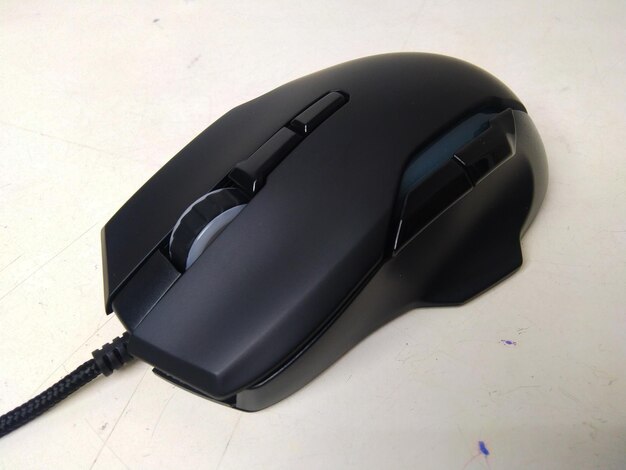 Une souris noire avec un bouton qui dit " esc " dessus.