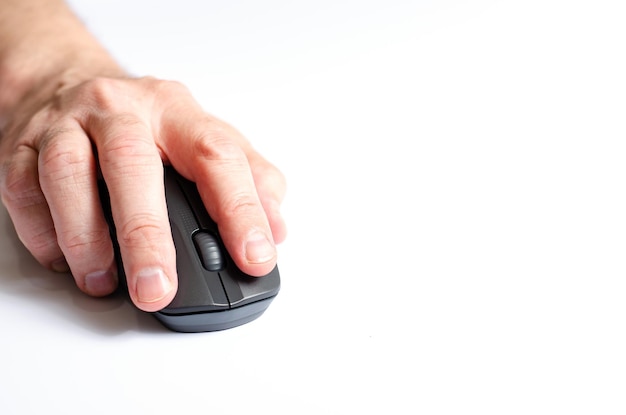 Une souris d'ordinateur dans la main d'un homme Fond blanc
