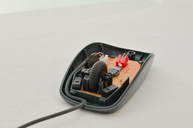 Souris d'ordinateur ouverte avec circuit électronique exposé pour l'entretien symbole de la technologie et de l'informatique moderne Parfait pour les concepts technologiques symbole de l'ère numérique et solutions technologiques