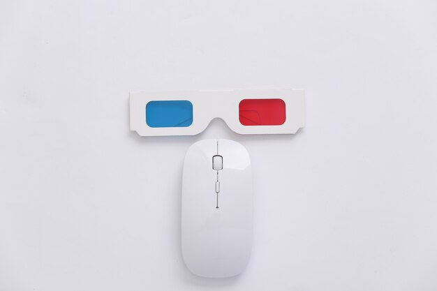 Souris PC et lunettes 3D anaglyphes sur fond blanc. Vue de dessus. Minimalisme