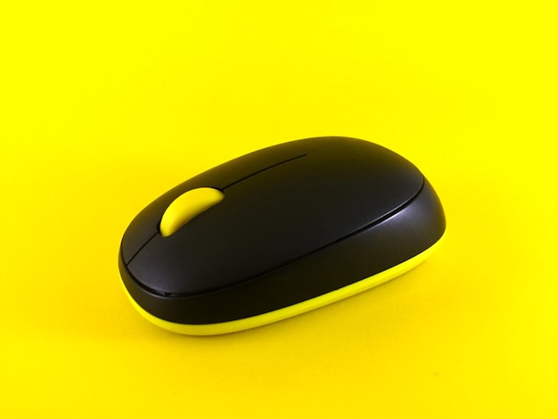 Souris sans fil blanche sur fond jaune flatlay minimal