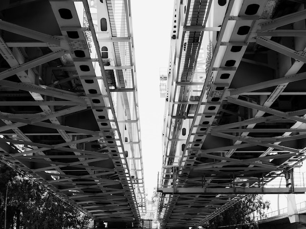 Sous deux ponts ferroviaires bw photo