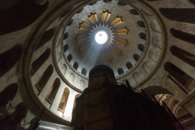 Sous le dôme de l'église du Saint-Sépulcre