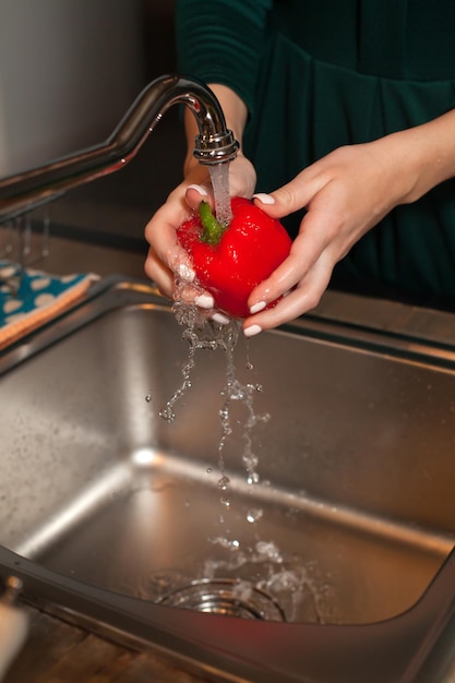 Sous l'eau se trouve un poivron rouge