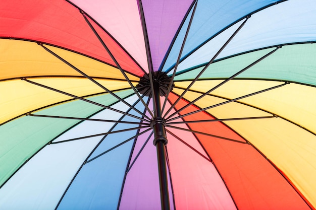 Sous le fond arc-en-ciel parapluie coloré