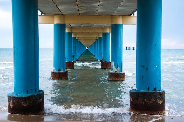 sous le grand pont bleu en mer