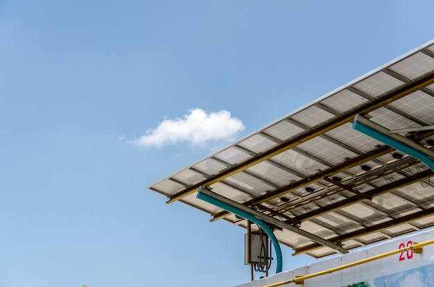 Sous les panneaux solaires contre le ciel bleu profond