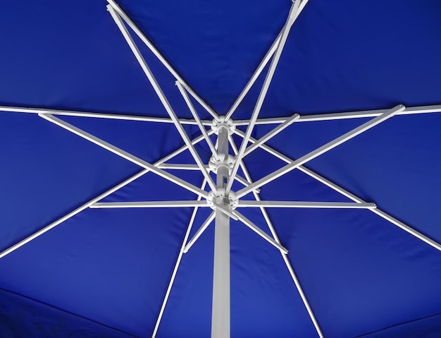 Sous parapluie fond bleu