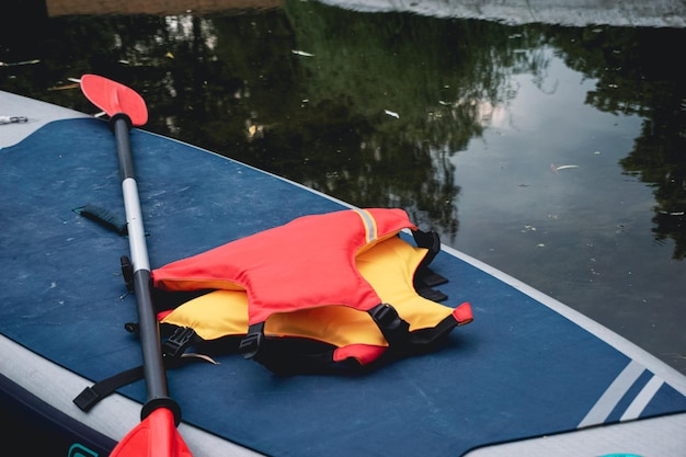 Sous-planche sur l'eau avec pagaie et gilet