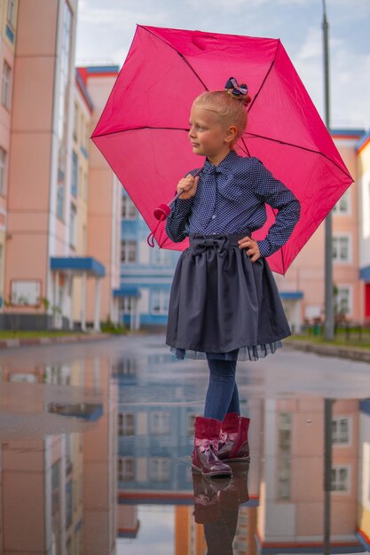 Sous la pluie rouge humide heureux mode femme flaque météo jeune femme fille parapluie