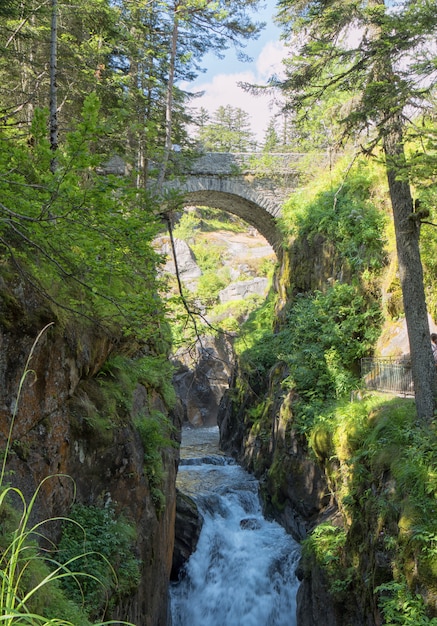 Sous le pont de l'Espagne à Cauterets