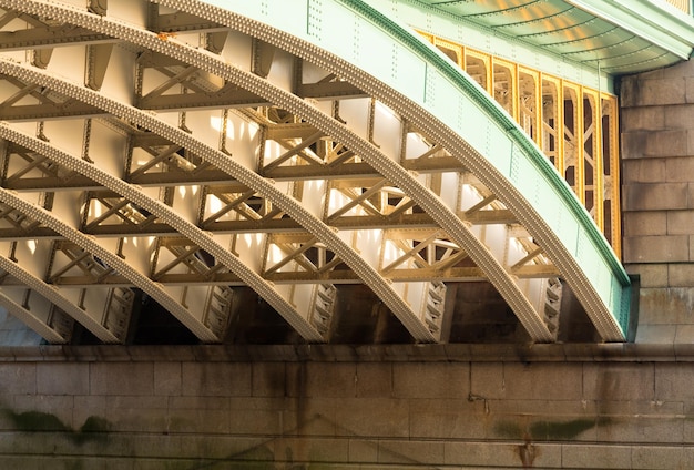 Sous le pont de Southwark à Londres