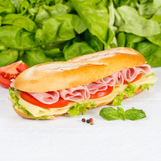 Photo sous-sandwich baguette avec jambon et fromage carré sur planche de bois
